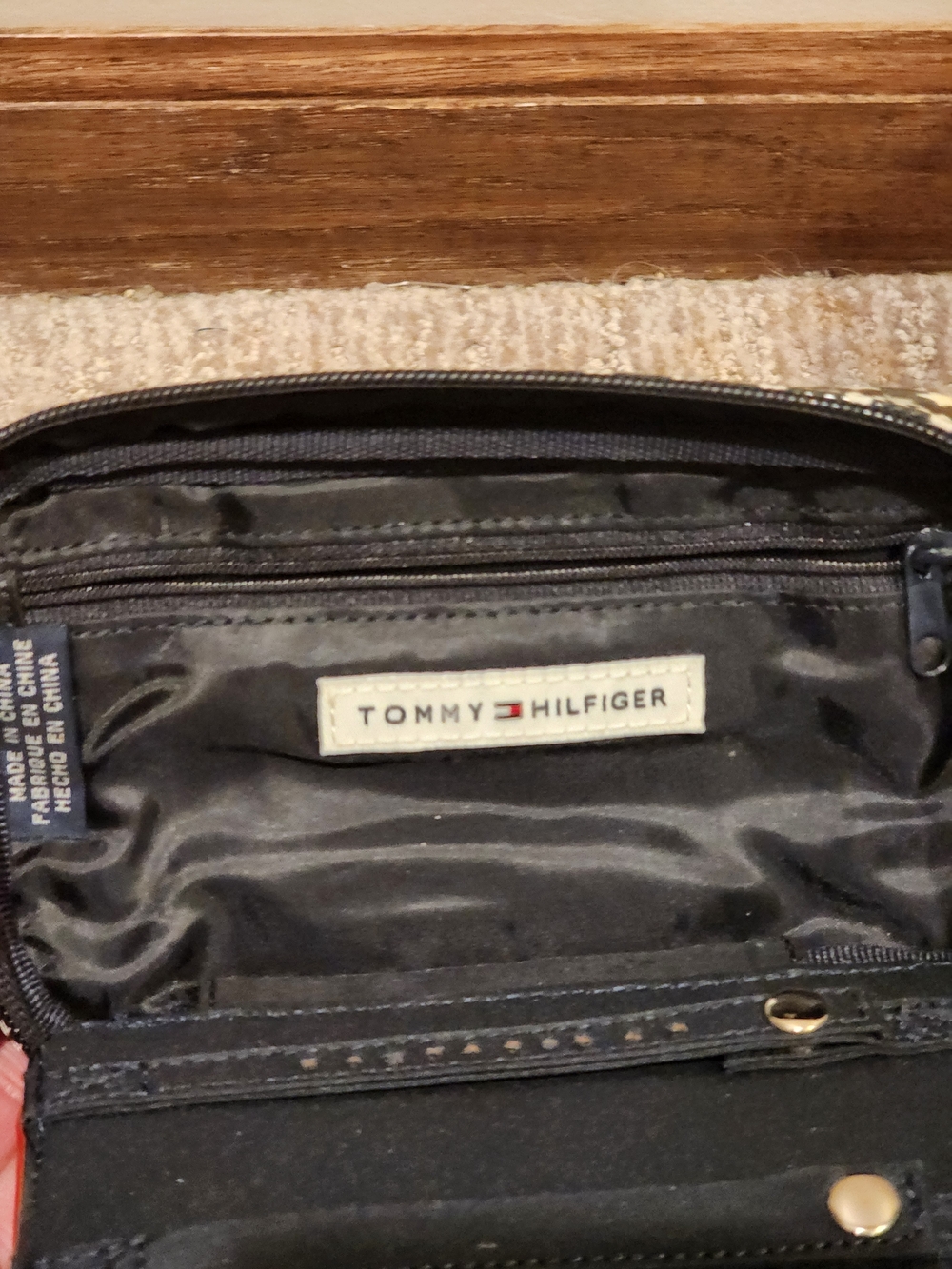 Tommy Hilfiger Black Travel Wallet/ Pouch with Logo Patch - Picture 3 of 5